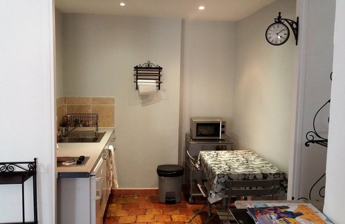 Aix-en-Provence Historic Centre Apartment | large bright studio of 35 m² in the historic heart of Aix en Provence, wifi