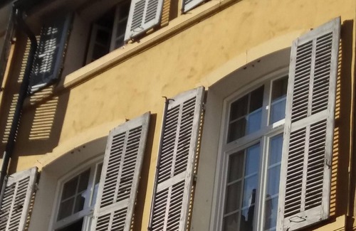 Aix-en-Provence Historic Centre Apartment | large bright studio of 35 m² in the historic heart of Aix en Provence, wifi