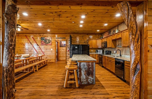 Pigeon Forge Cabin | Large Cabin - 11 bedrooms - 2 Miles from Dollywood - Tour Bus Welcome