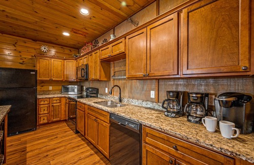 Pigeon Forge Cabin | Large Cabin - 11 bedrooms - 2 Miles from Dollywood - Tour Bus Welcome