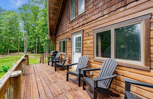 Berkeley Springs House | Large Cabin w Hot Tub, Pond, Deck, Fire Pit, WiFi
