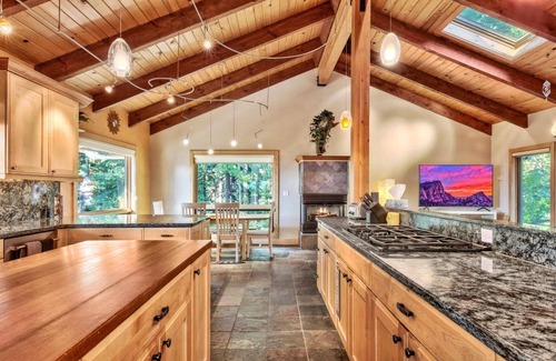 Montgomery Estates Cabin | Large Cabin with Game Room, Hot Tub, 11 Beds, Near Heavenly