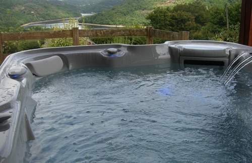 Saint-Jacques-d'Ambur Ski Chalet | Large chalet with jacuzzi and lake view