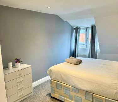 Saint Paul's House | Large City Centre Room