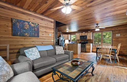 Zoe Cabin | Large Cliffview Resort Vacation Cabin. Private Fishing Pond, Pool Table, Hot Tub