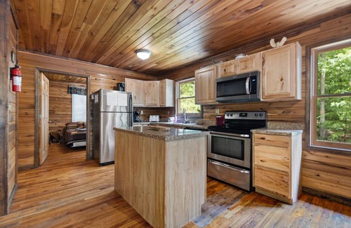 Zoe Cabin | Large Cliffview Resort Vacation Cabin. Private Fishing Pond, Pool Table, Hot Tub