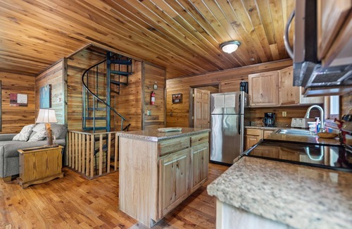 Zoe Cabin | Large Cliffview Resort Vacation Cabin. Private Fishing Pond, Pool Table, Hot Tub