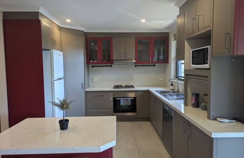 Chifley House | Large Comfortable Home @Woden