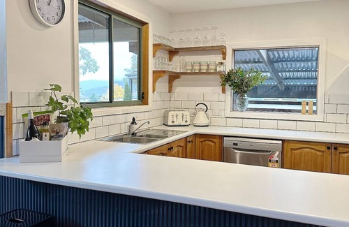 Jindabyne Ski Chalet | Large comfortable Ski and Bike Chalet with gorgeous Alpine character