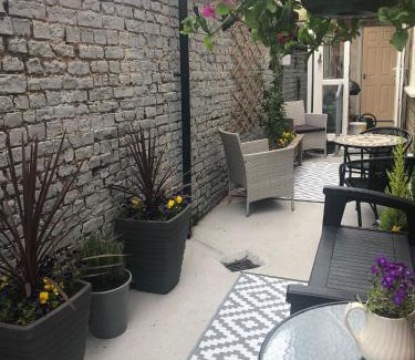 Hunmanby House | Large Cottage, Beach, Pubs Shops, Netflix, BBQ, Dog Friendly