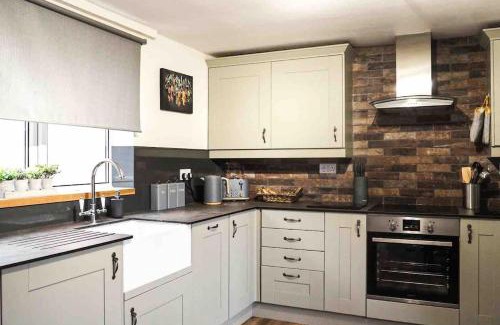 Hunmanby House | Large Cottage, Beach, Pubs Shops, Netflix, BBQ, Dog Friendly