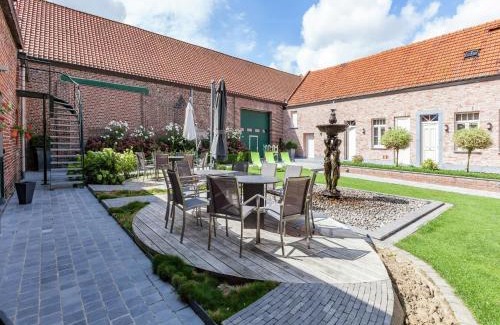 Le Bizet House | Large cottage overlooking the sunny courtyard with fountain