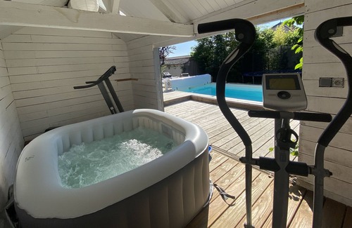 Moncoutant House | Large cottage swimming pool jacuzzi 35 min puy du fou