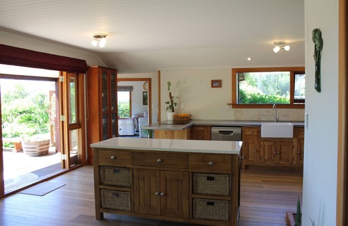 Redwood Valley House | Large Country Home with Views - Spa Pool, Swimming Pool, Firepit, Games Room