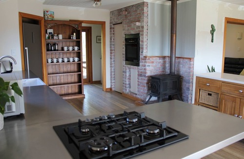Redwood Valley House | Large Country Home with Views - Spa Pool, Swimming Pool, Firepit, Games Room