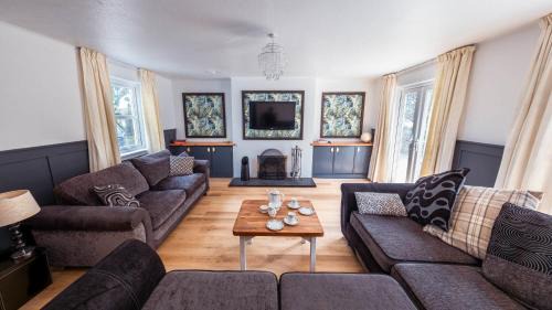 Newton Stewart House | Large country house with garden, outdoor spa area & games room with Hot Tub and Fire Pit