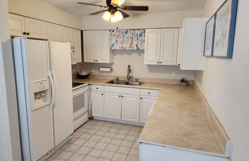 Hobe Sound Villa | Large, cozy and convenient king bed 1/1 + office/den villa - 1 mile from beach!