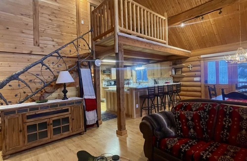 Athol Cabin | Large, Cozy, log home!