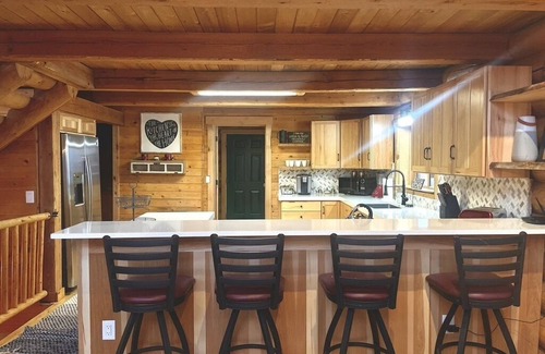 Athol Cabin | Large, Cozy, log home!