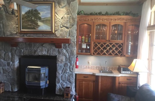 Centennial Cabin | Large cozy modern cabin