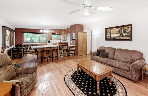 Joseph House | Large Dog-Friendly Duplex with Lovely Interior + Free WiFi, Private Washer/Dryer