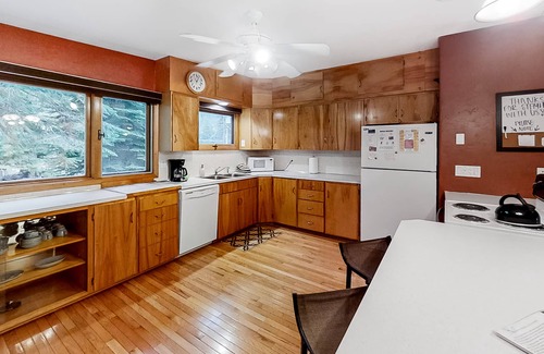 Joseph House | Large Dog-Friendly Duplex with Lovely Interior + Free WiFi, Private Washer/Dryer