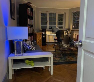Mapesbury House | Large Double Bedroom 10 minutes to Central London