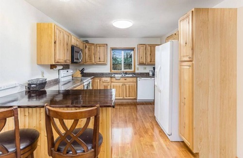 Seward House | Large Downtown Home in the Heart of Seward, Sleeps 12