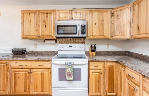 Seward House | Large Downtown Home in the Heart of Seward, Sleeps 12