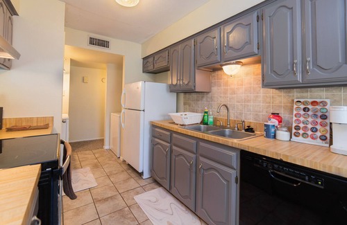 Lancaster House | Large, easy access single story 3 bed home, 15mins downtown Dallas