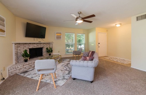 Lancaster House | Large, easy access single story 3 bed home, 15mins downtown Dallas