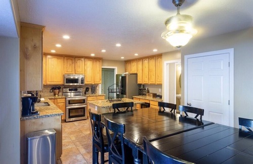 Draper House | Large executive home, upscale area w/HotTub, sleeps 20+ Close to all ski areas