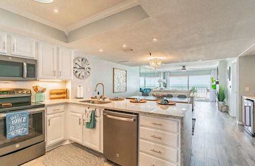 Indian Shores Condo | Large family accommodations…Coffee till Cocktails beachfront!