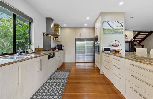 Point Lookout House | Large Family Beachhouse - Walk to Everything