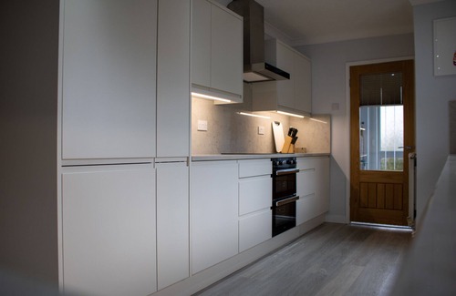 Merthyr Tydfil House | Large family Bungalow, parking & Bike Store BPW