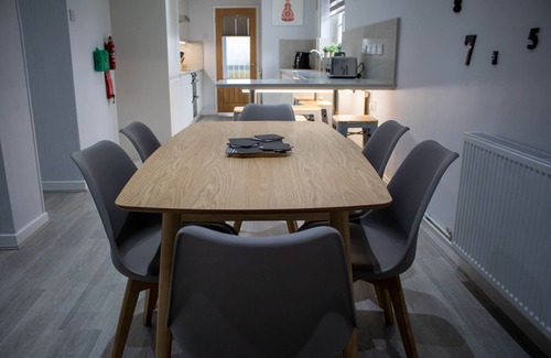 Merthyr Tydfil House | Large family Bungalow, parking & Bike Store BPW