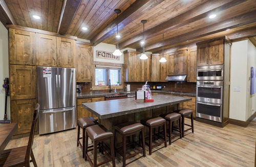 Island Park House | Large family cabin, ALL King beds, 30 min YNP, Hottub, secluded, New!