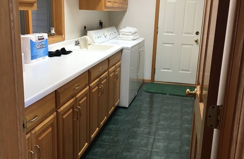 Annandale House | Large Family Cabin on Lake Sylvia -Beautiful & Clean Lake! Awesome Fishing