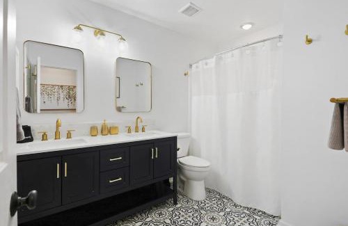 Savannah House | Large Family-Friendly Home w Spa Near Beach & City