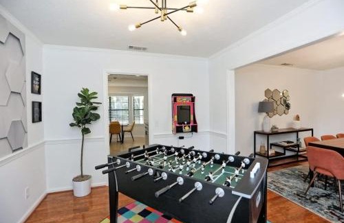 Savannah House | Large Family-Friendly Home w Spa Near Beach & City