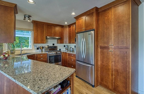 Sechelt House | Large Family home - 2 min walk to the beach with waterviews.