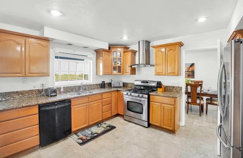 Fullerton House | Large Family Home - Only 20 mins from Disneyland