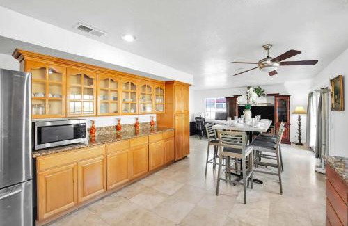 Fullerton House | Large Family Home - Only 20 mins from Disneyland