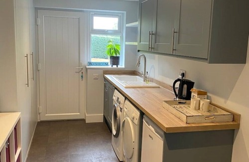Farnham Apartment | Large Family Home With Heated Pool, Private Garden & Yoga Studio/gym
