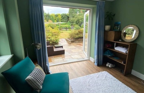 Farnham Apartment | Large Family Home With Heated Pool, Private Garden & Yoga Studio/gym