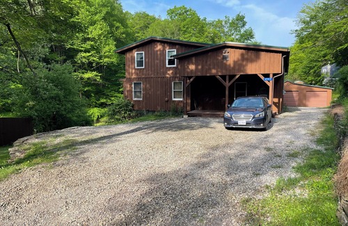 Cedar Run Cabin | Large family mountain retreat on Buck Run with a stocked pond in Leetonia Pa.