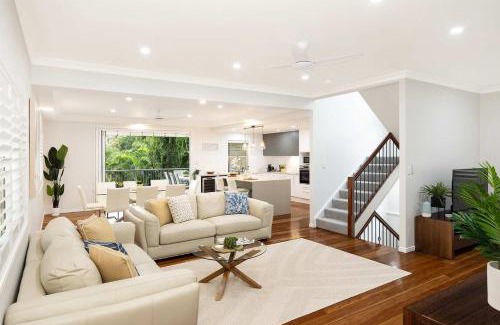 Taringa House | Large Family Pool Home in Taringa 6km to CBD Pets