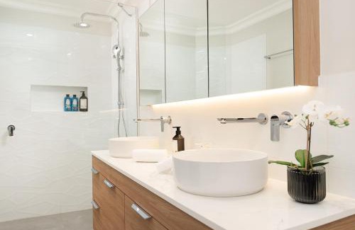 Taringa House | Large Family Pool Home in Taringa 6km to CBD Pets
