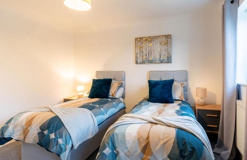 Armthorpe Apartment | Large Family Property & Central Location & Free Parking
