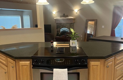 Twain Harte House | Large Family Vacation Home - Hot Tub, Pool Table, Bball, <1 mi to downtown TH.